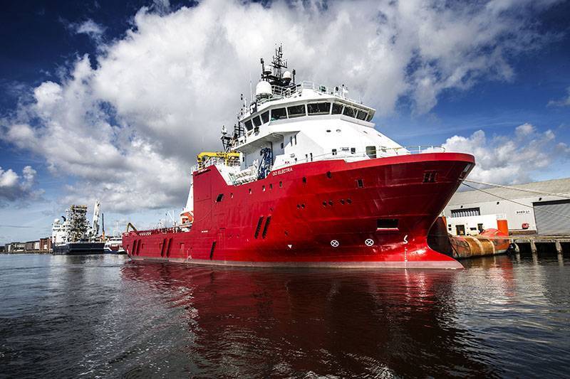 Red oil and gas vessel at Forth Ports Dundee